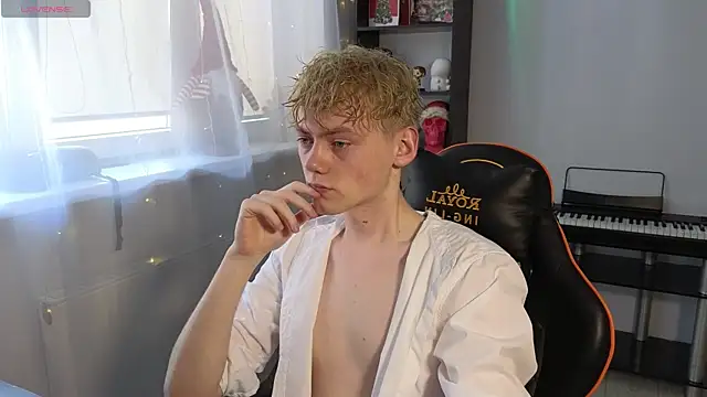 Snapshot of Keytaro chatting on March 10, 9:32 am Keytaro online show from March 10, 9:32 am