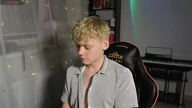 Snapshot of Keytaro chatting on March 10, 5:29 pm Keytaro online show from March 10, 5:29 pm