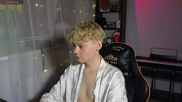 Snapshot of Keytaro chatting on March 11, 5:35 pm Keytaro online show from March 11, 5:35 pm