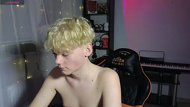 Snapshot of Keytaro chatting on March 11, 8:42 pm Keytaro online show from March 11, 8:42 pm