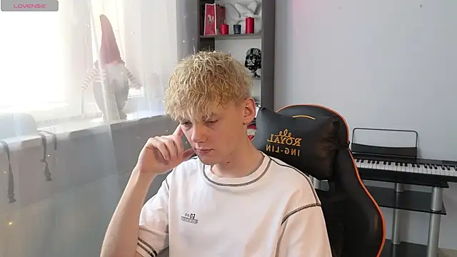 Snapshot of Keytaro chatting on March 15, 11:19 am Keytaro online show from March 15, 11:19 am