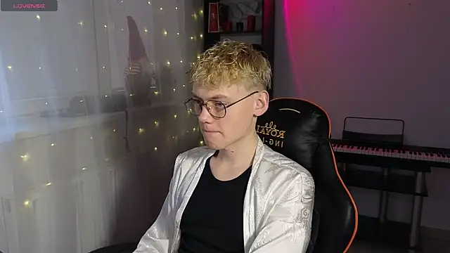 Snapshot of Keytaro chatting on March 18, 3:10 pm Keytaro online show from March 18, 3:10 pm