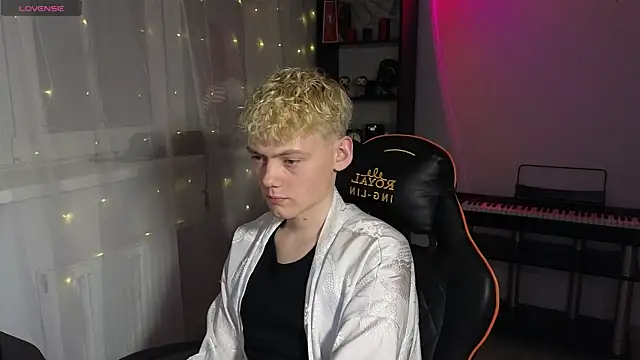 Snapshot of Keytaro chatting on March 18, 6:59 pm Keytaro online show from March 18, 6:59 pm