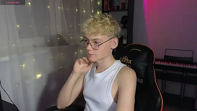 Snapshot of Keytaro chatting on March 22, 8:48 pm Keytaro online show from March 22, 8:48 pm