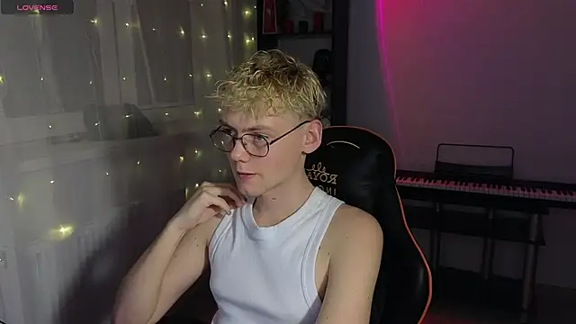 Snapshot of Keytaro chatting on March 22, 11:53 pm Keytaro online show from March 22, 11:53 pm