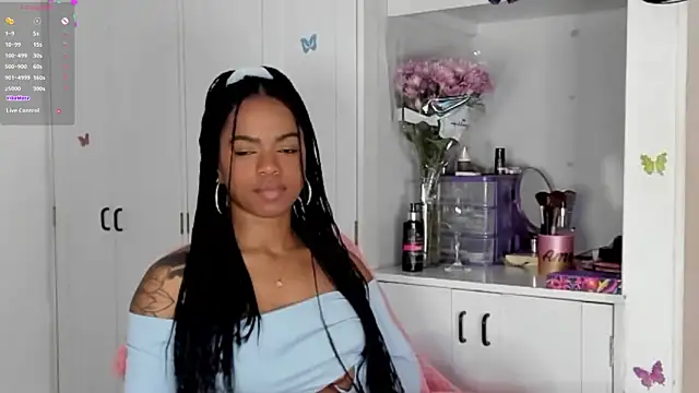 Snapshot of Marce_22 chatting on February 1, 6:21 am Marce 22 online show from February 1, 6:21 am