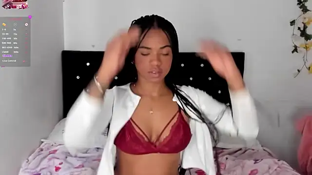 Snapshot of Marce_22 chatting on February 2, 8:08 pm Marce 22 online show from February 2, 8:08 pm