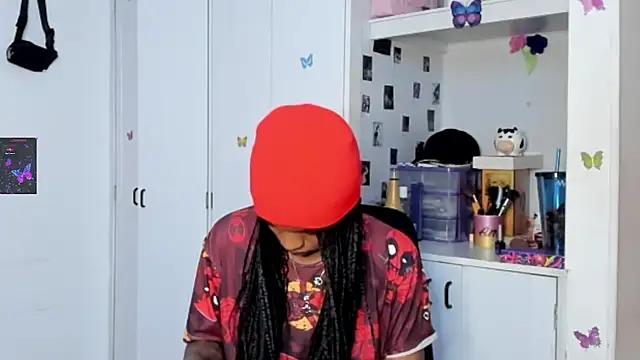 Snapshot of Marce_22 chatting on February 19, 1:29 am Marce 22 online show from February 19, 1:29 am