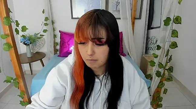 Snapshot of lussyevans24 chatting on February 5, 4:16 am lussyevans24 online show from February 5, 4:16 am