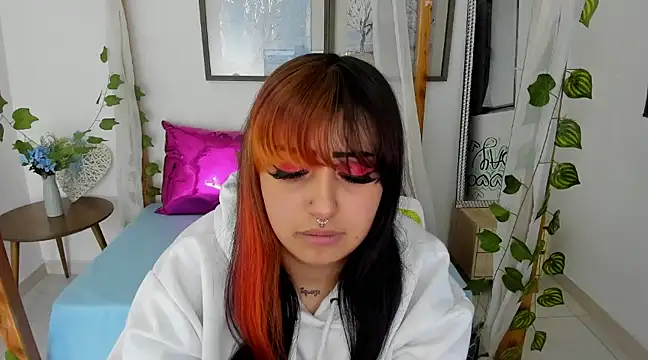 Snapshot of lussyevans24 chatting on February 5, 7:50 am lussyevans24 online show from February 5, 7:50 am