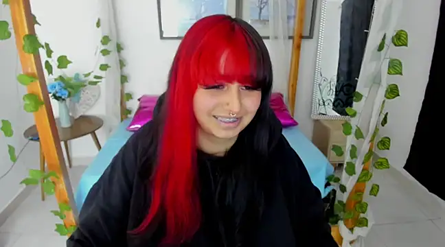 Snapshot of lussyevans24 chatting on February 7, 7:29 am lussyevans24 online show from February 7, 7:29 am