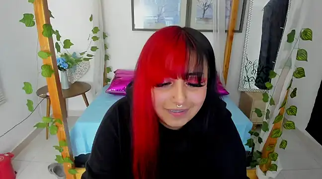 Snapshot of lussyevans24 chatting on February 7, 10:29 am lussyevans24 online show from February 7, 10:29 am