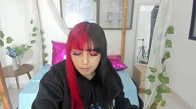 Snapshot of lussyevans24 chatting on February 8, 7:26 am lussyevans24 online show from February 8, 7:26 am