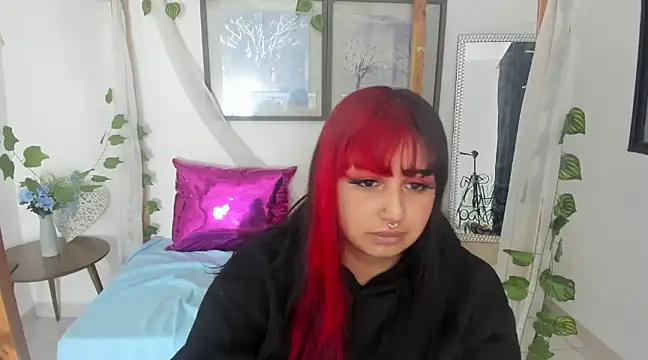 Snapshot of lussyevans24 chatting on February 8, 10:29 am lussyevans24 online show from February 8, 10:29 am