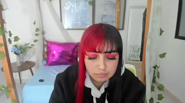 Snapshot of lussyevans24 chatting on February 9, 8:33 am lussyevans24 online show from February 9, 8:33 am