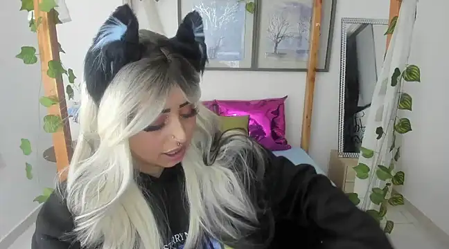 Snapshot of lussyevans24 chatting on February 12, 2:56 am lussyevans24 online show from February 12, 2:56 am