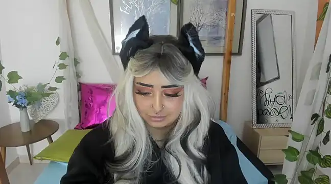 Snapshot of lussyevans24 chatting on February 12, 7:02 am lussyevans24 online show from February 12, 7:02 am