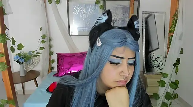 Snapshot of lussyevans24 chatting on February 13, 10:34 am lussyevans24 online show from February 13, 10:34 am