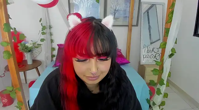 Snapshot of lussyevans24 chatting on February 17, 7:37 am lussyevans24 online show from February 17, 7:37 am