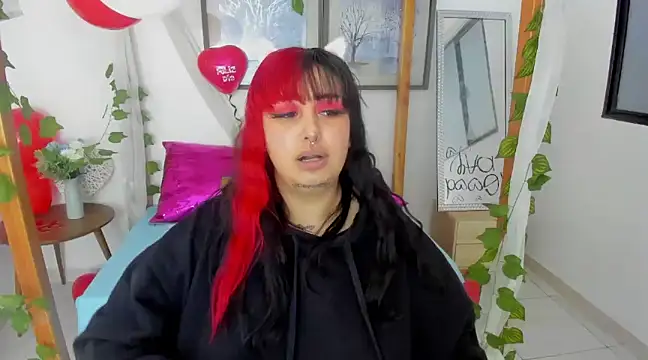 Snapshot of lussyevans24 chatting on February 17, 10:40 am lussyevans24 online show from February 17, 10:40 am