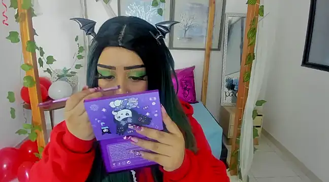 Snapshot of lussyevans24 chatting on February 19, 4:44 am lussyevans24 online show from February 19, 4:44 am