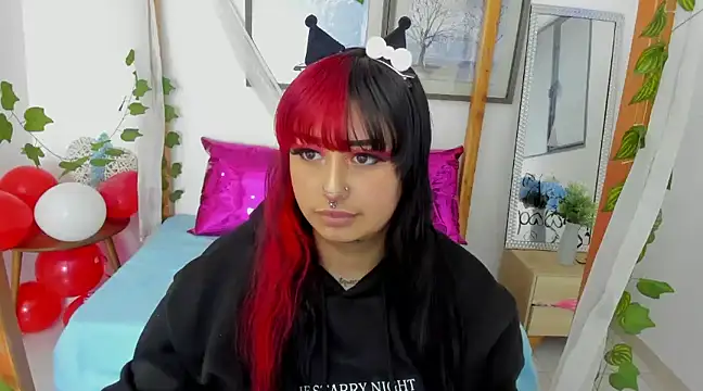 Snapshot of lussyevans24 chatting on February 20, 8:17 am lussyevans24 online show from February 20, 8:17 am