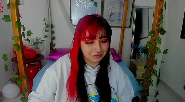 Snapshot of lussyevans24 chatting on February 21, 4:07 am lussyevans24 online show from February 21, 4:07 am