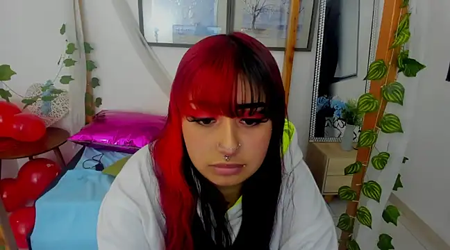 Snapshot of lussyevans24 chatting on February 21, 7:12 am lussyevans24 online show from February 21, 7:12 am