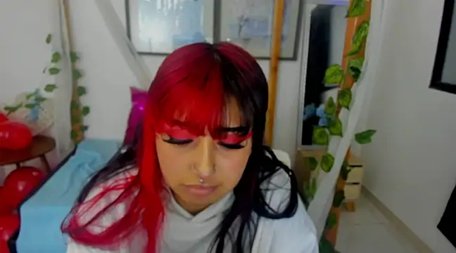 Snapshot of lussyevans24 chatting on February 21, 10:17 am lussyevans24 online show from February 21, 10:17 am