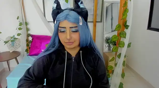 Snapshot of lussyevans24 chatting on February 22, 9:23 am lussyevans24 online show from February 22, 9:23 am