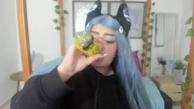 Snapshot of lussyevans24 chatting on March 17, 7:24 am lussyevans24 online show from March 17, 7:24 am