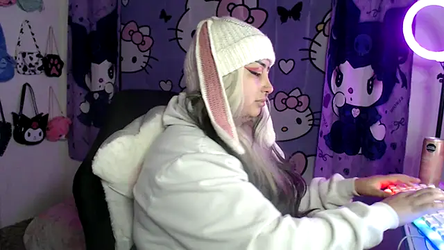 Snapshot of lussyevans24 chatting on September 17, 6:15 am lussyevans24 online show from September 17, 6:15 am