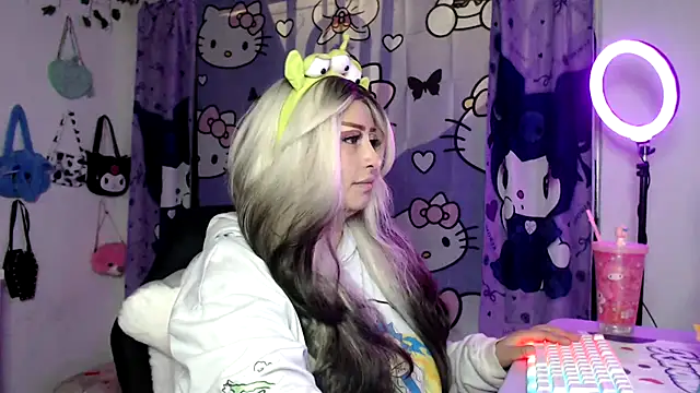 Snapshot of lussyevans24 chatting on November 15, 3:59 am lussyevans24 online show from November 15, 3:59 am