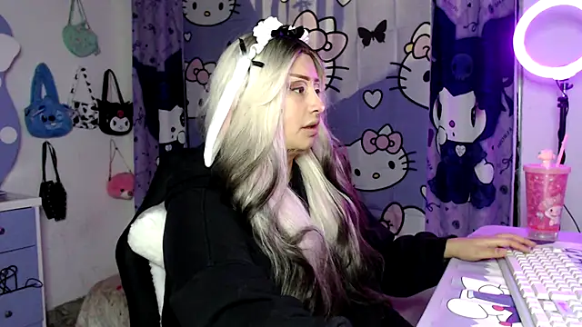 Snapshot of lussyevans24 chatting on November 22, 4:44 am lussyevans24 online show from November 22, 4:44 am