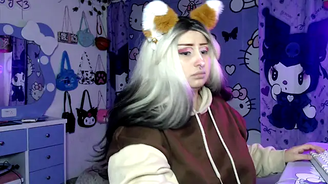 Snapshot of lussyevans24 chatting on December 1, 4:39 am lussyevans24 online show from December 1, 4:39 am