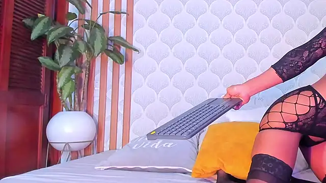 PamelaReall online show from December 28, 11:05 pm