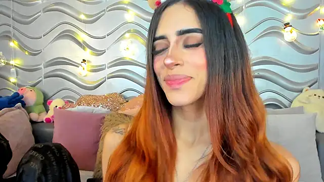 Snapshot of StormiRusso chatting on December 17, 2:44 am StormiRusso online show from December 17, 2:44 am