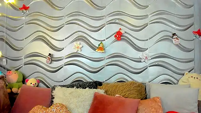 Snapshot of StormiRusso chatting on December 22, 1:23 am StormiRusso online show from December 22, 1:23 am