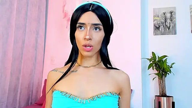 Snapshot of StormiRusso chatting on January 31, 2:37 am StormiRusso online show from January 31, 2:37 am