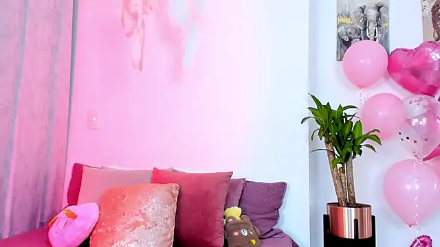 Snapshot of StormiRusso chatting on February 3, 2:36 am StormiRusso online show from February 3, 2:36 am