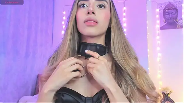 Snapshot of StormiRusso chatting on November 23, 2:22 am StormiRusso online show from November 23, 2:22 am