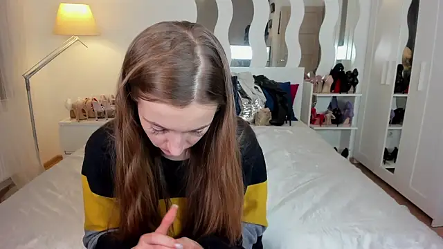 KateRedgar online show from March 5, 4:46 pm