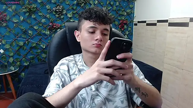 Snapshot of Waturox chatting on February 3, 7:31 pm Waturox online show from February 3, 7:31 pm