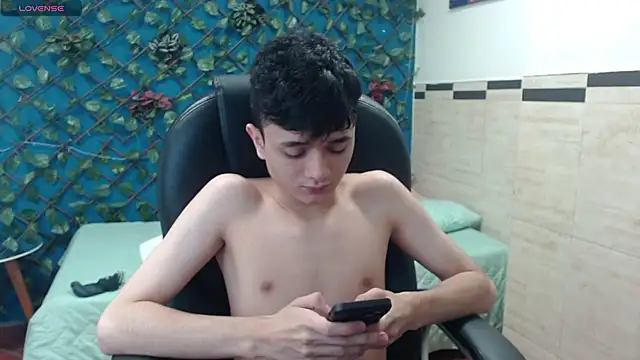 Snapshot of Waturox chatting on February 11, 10:07 pm Waturox online show from February 11, 10:07 pm