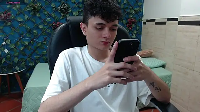 Snapshot of Waturox chatting on February 13, 7:31 pm Waturox online show from February 13, 7:31 pm