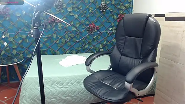 Snapshot of Waturox chatting on February 14, 1:34 am Waturox online show from February 14, 1:34 am