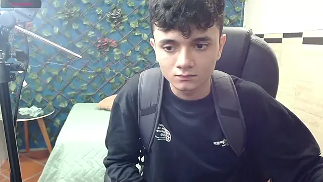 Snapshot of Waturox chatting on February 15, 1:21 am Waturox online show from February 15, 1:21 am