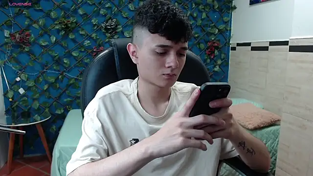 Snapshot of Waturox chatting on February 19, 7:27 pm Waturox online show from February 19, 7:27 pm