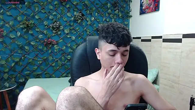 Snapshot of Waturox chatting on February 21, 10:37 pm Waturox online show from February 21, 10:37 pm