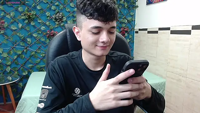 Snapshot of Waturox chatting on February 22, 7:03 pm Waturox online show from February 22, 7:03 pm